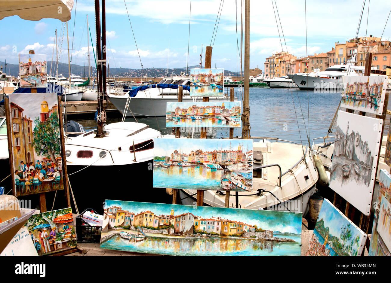 Vous découvrirez de nombreux artistes locaux le long du front de mer de St Tropez le port où vous pouvez acheter de belles peintures locales Banque D'Images