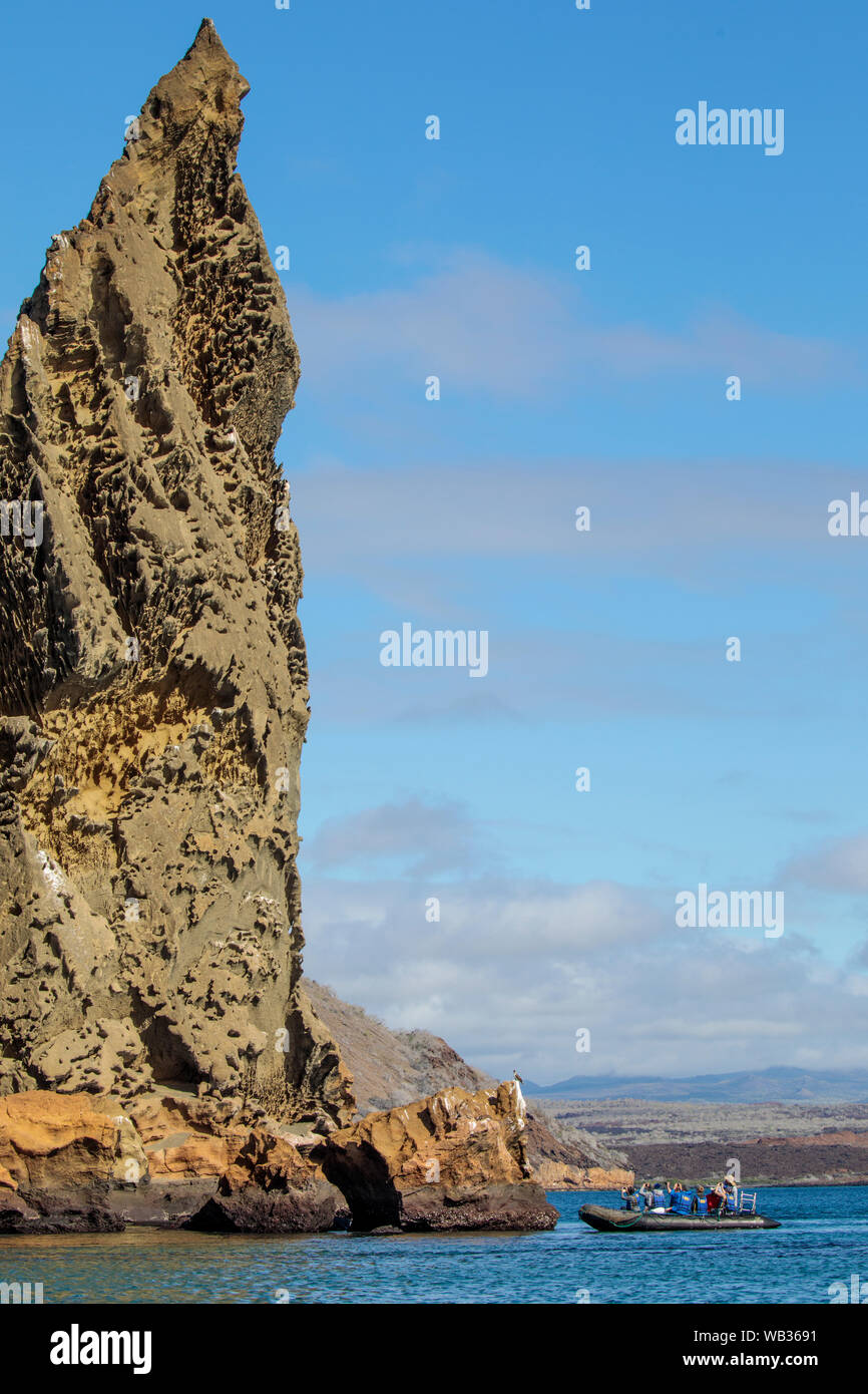 Un bateau avec des photographes observe l'emblématique Pinnacle Rock, Bartolomé island, îles Galapagos, Banque D'Images