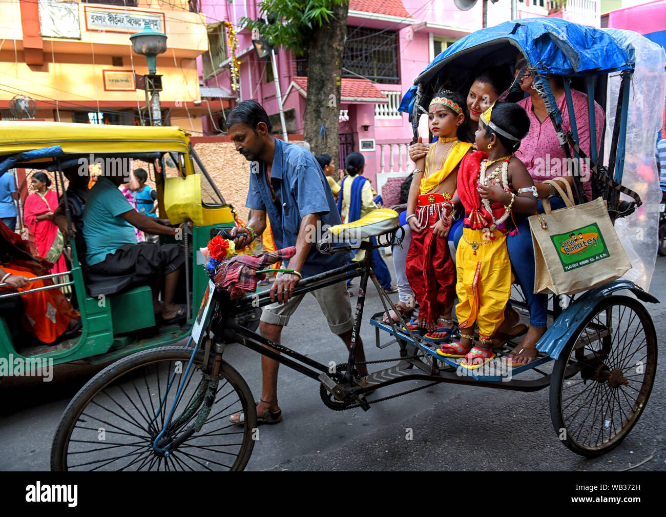 Kolkata, Inde. Août 23, 2019. Les petits enfants vu habillé en Seigneur krishna vu dans une main tirer pendant le Festival Janmastami pousse-pousse à Calcutta.Janmastami est chaque année un festival hindou qui célèbre la naissance de Krishna, incarnation de Vishnu selon la mythologie Hindoue. Credit : SOPA/Alamy Images Limited Live News Banque D'Images