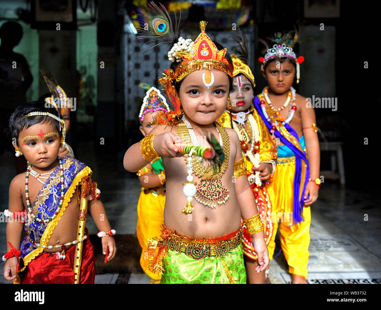 Kolkata, Inde. Août 23, 2019. Les petits enfants déguisés en Seigneur Krishna Janmastami vu pendant le Festival à Kolkata.Janmastami est chaque année un festival hindou qui célèbre la naissance de Krishna, incarnation de Vishnu selon la mythologie Hindoue. Credit : SOPA/Alamy Images Limited Live News Banque D'Images