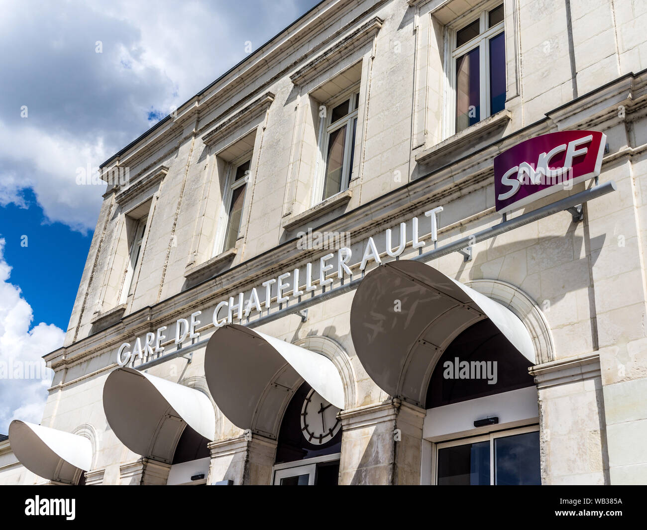 Nom et façade de la gare, CHATELLERAULT, Vienne, France. Banque D'Images