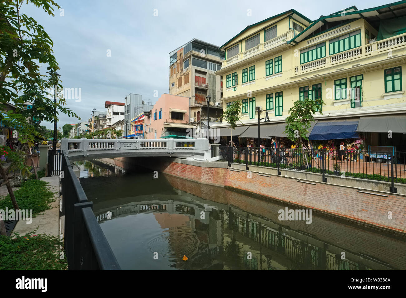 Une maison traditionnelle Thai-Chinese à Saphan Han, un pont au-dessus de Klong (canal) Ong Ang, dans Pahurat / Quartier chinois, un quartier commercial de Bangkok, Thaïlande Banque D'Images