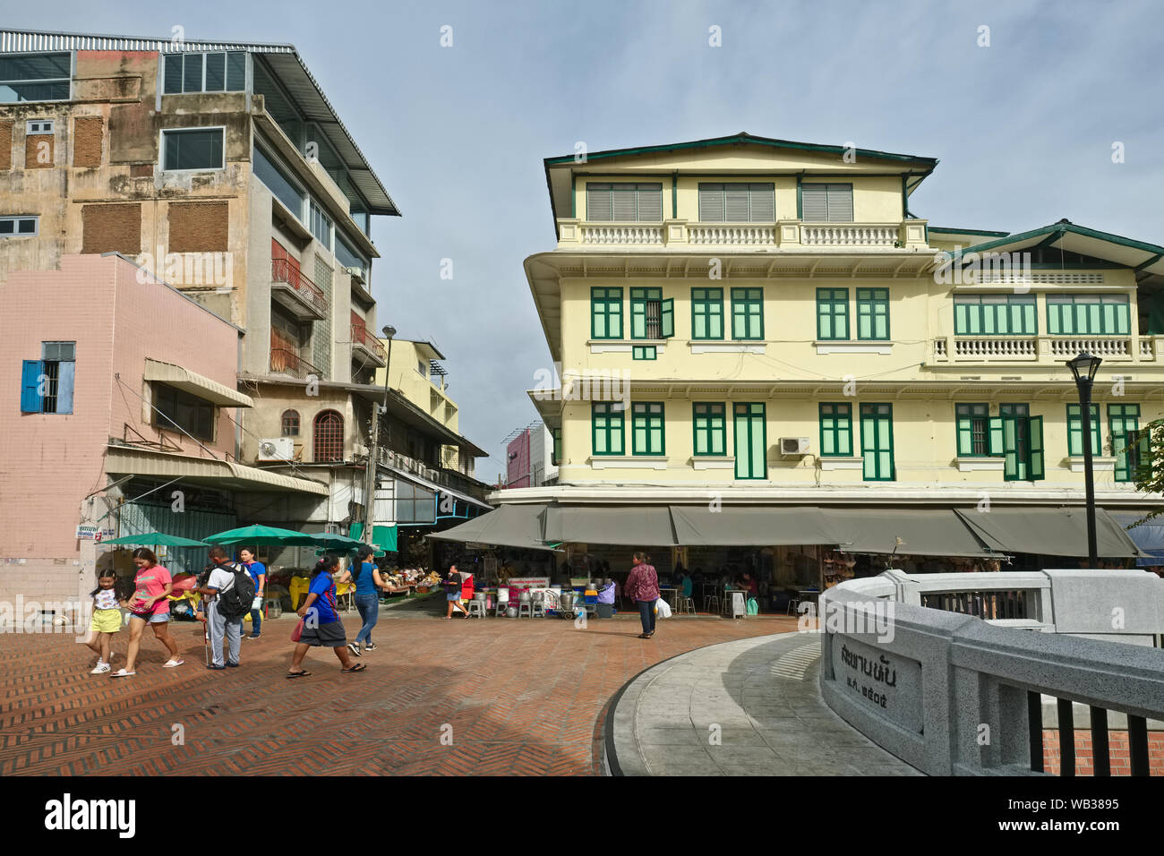 Une maison traditionnelle Thai-Chinese à Saphan Han, un pont au-dessus de Klong (canal) Ong Ang, dans Pahurat / Quartier chinois, un quartier commercial de Bangkok, Thaïlande Banque D'Images