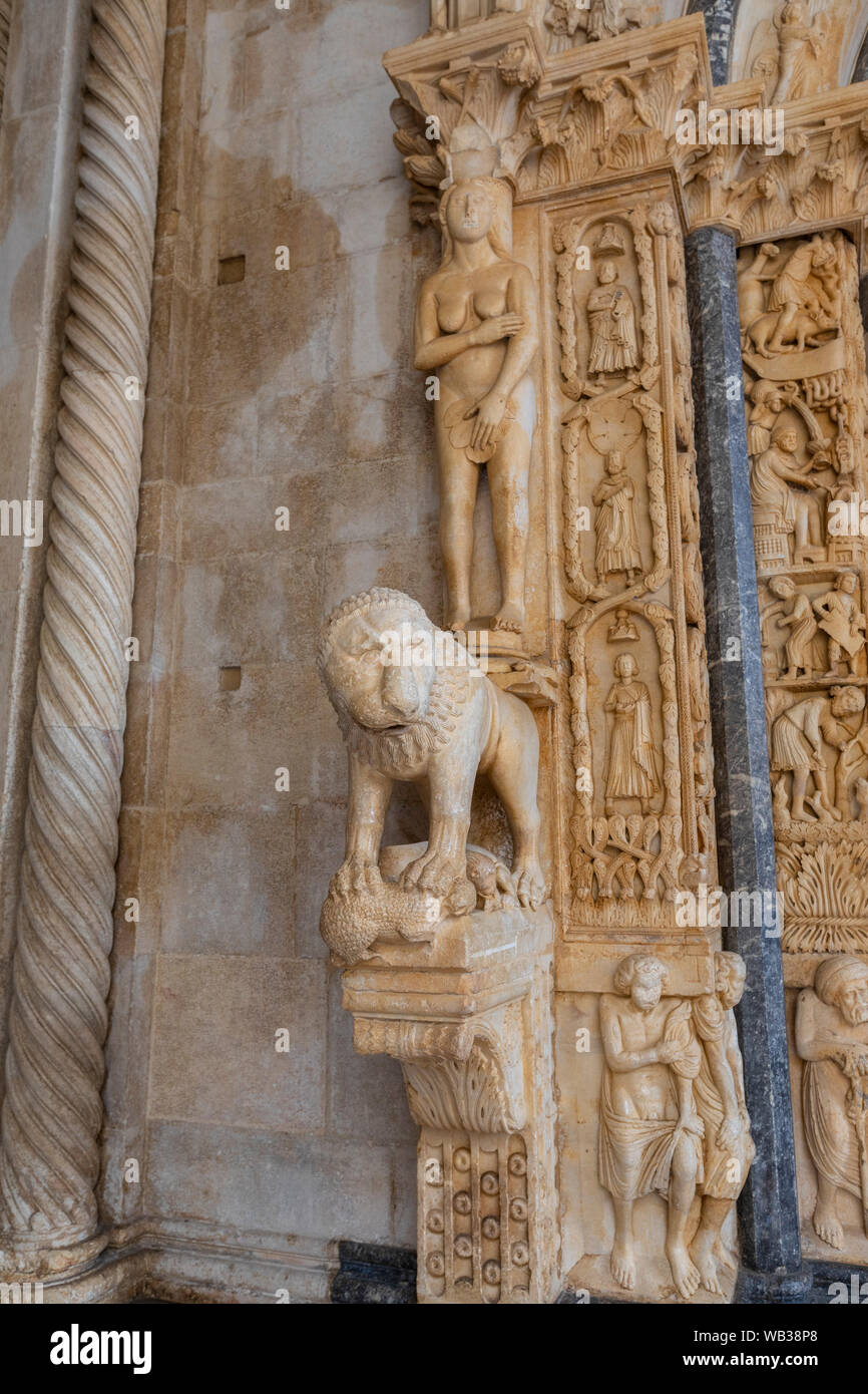 La sculpture sur pierre à l'extérieur de la cathédrale de Saint-Laurent, Trogir, Croatie, Europe Banque D'Images