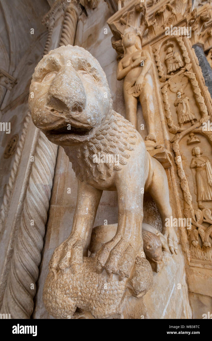 La sculpture sur pierre à l'extérieur de la cathédrale de Saint-Laurent, Trogir, Croatie, Europe Banque D'Images