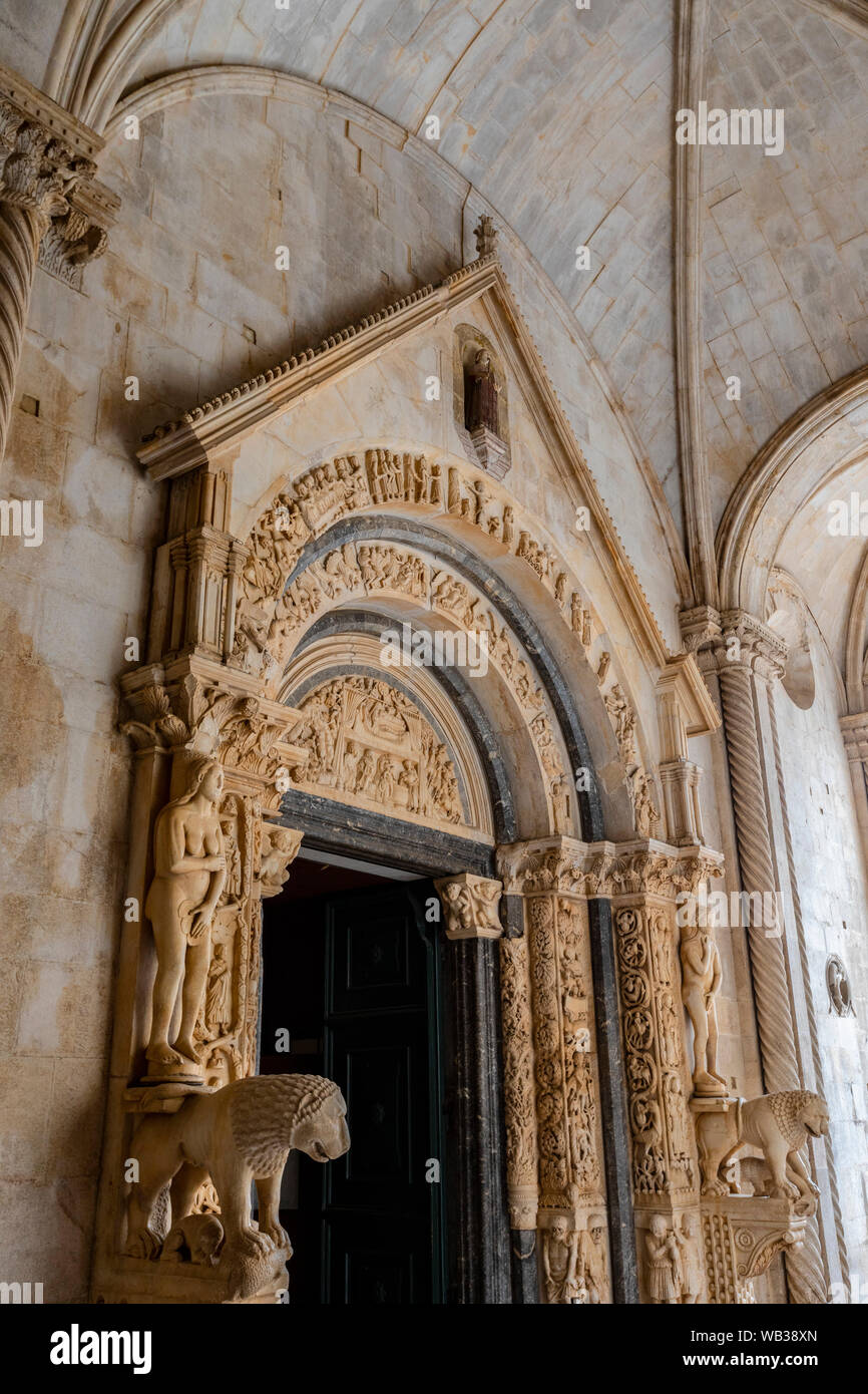 La sculpture sur pierre à l'extérieur de la cathédrale de Saint-Laurent, Trogir, Croatie, Europe Banque D'Images