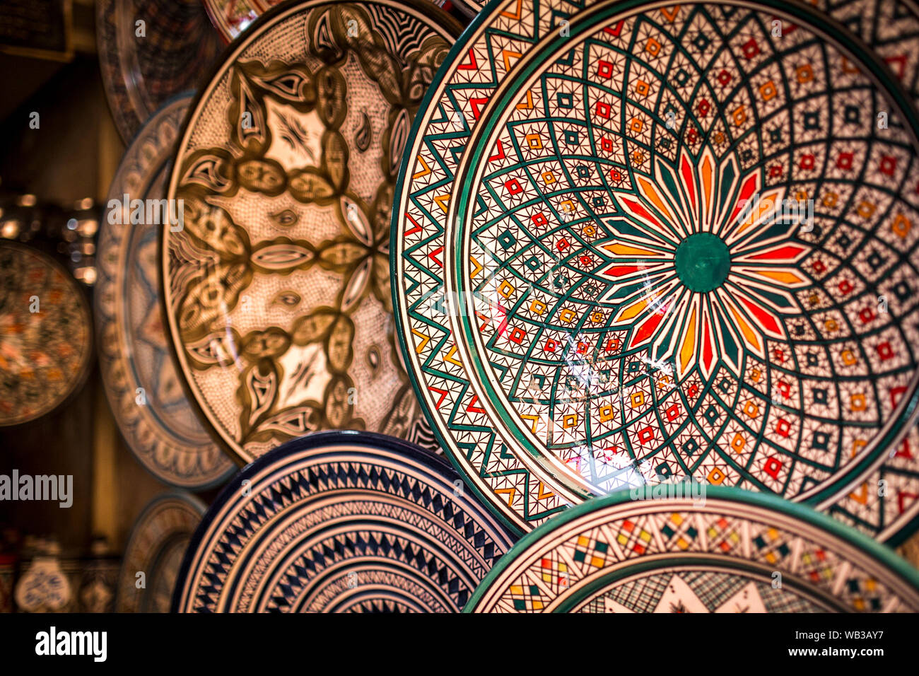 La céramique marocaine sur le marché. Banque D'Images