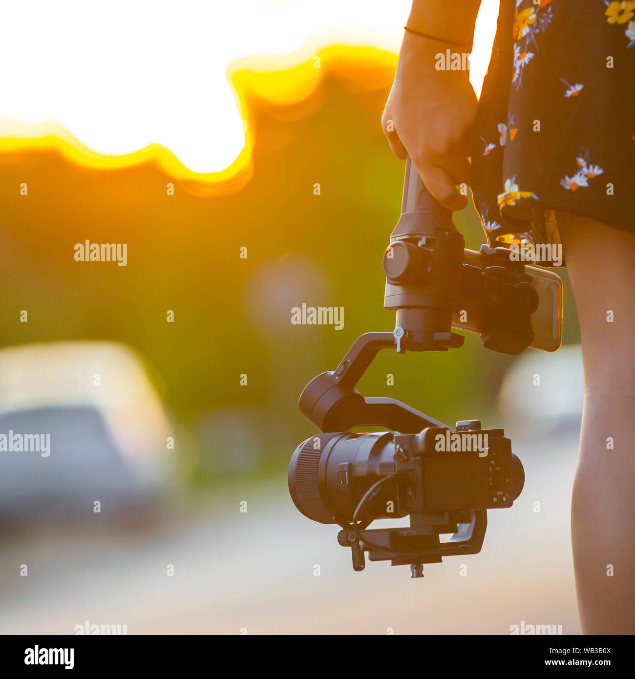 Une jeune fille tenant une caméra montée sur une tourelle gyrostabilisée. Banque D'Images