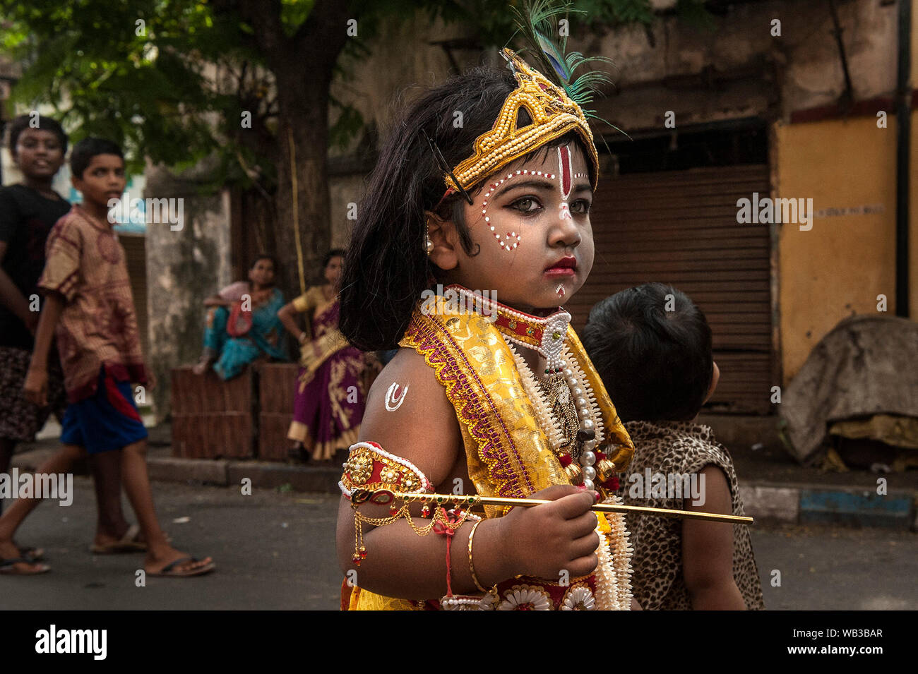 Kolkata, Inde. Août 23, 2019. Une petite fille habillé en Seigneur hindou Krishna Krishna Janmashtami participe à des célébrations à un temple à Kolkata, Inde, le 23 août 2019. Krishna Janmashtami est chaque année un festival hindou qui célèbre la naissance du Seigneur Krishna, le huitième Avatar de Vishnu. Credit : Tumpa Mondal/Xinhua/Alamy Live News Banque D'Images