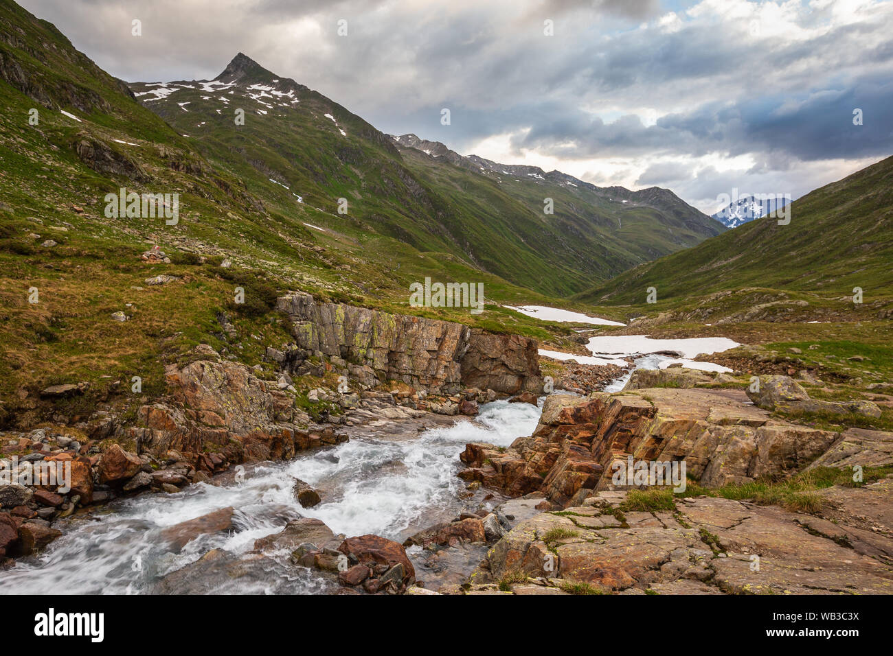 Torrent alpin dans Gößnitztal valley. Schobergruppe mountain group. Nationalpark Hohe Tauern. Alpes autrichiennes. L'Europe. Banque D'Images