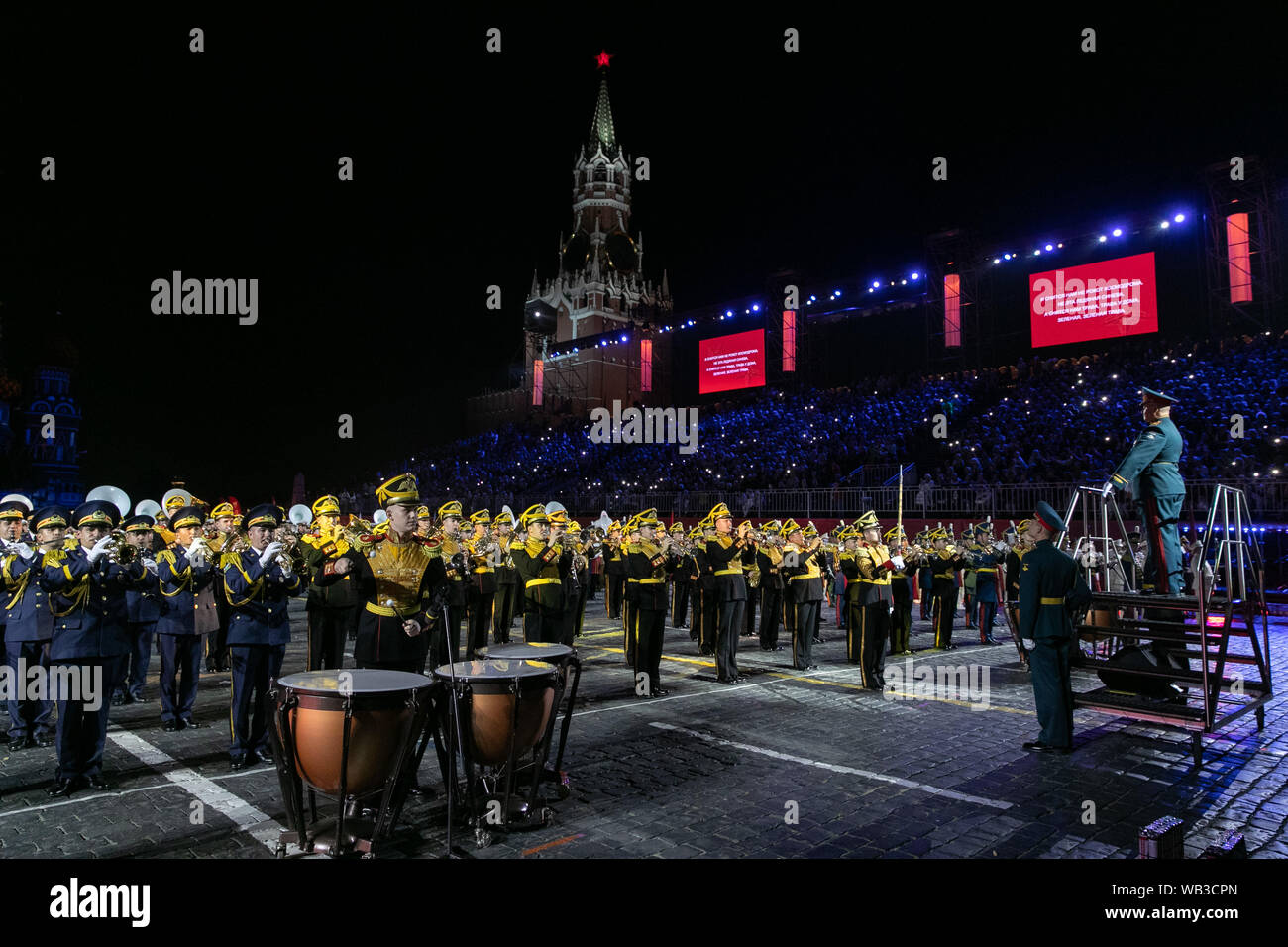 Moscou, Russie. Août 23, 2019. Les participants effectuent au cours de la journée d'ouverture de la "tour" passkaya Militaire International Music Festival à Moscou, Russie, le 23 août 2019. Le festival de musique militaire annuel ouvert le vendredi sur la Place Rouge à Moscou, et ce jusqu'au 1 septembre. Credit : Bai Xueqi/Xinhua/Alamy Live News Banque D'Images
