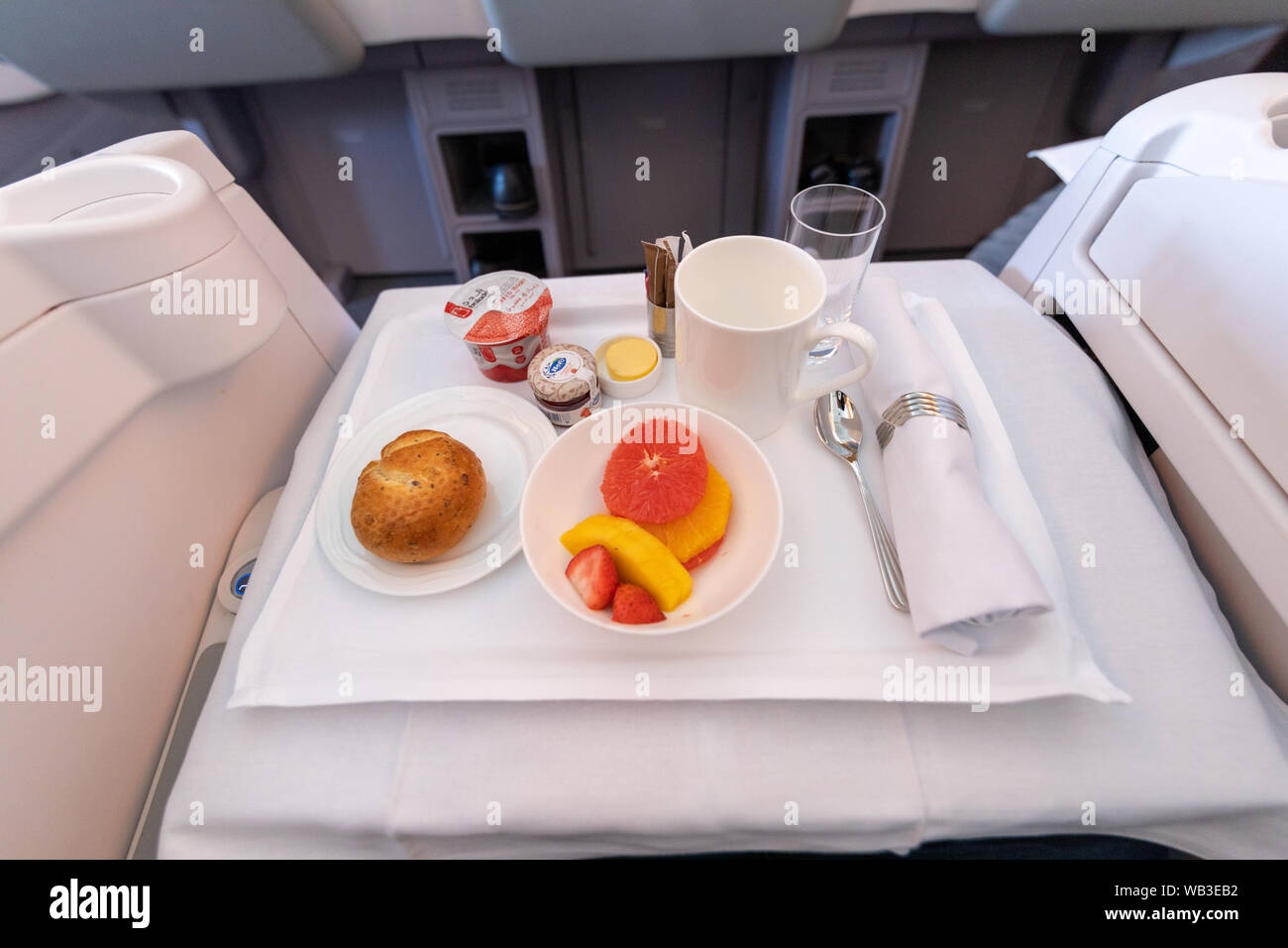 Dubaï, Émirats arabes unis - circa 2019 - Emirates airline business class intérieur avec bac alimentaire Unis est le compagnies de pavillon des Émirats arabes unis. Banque D'Images