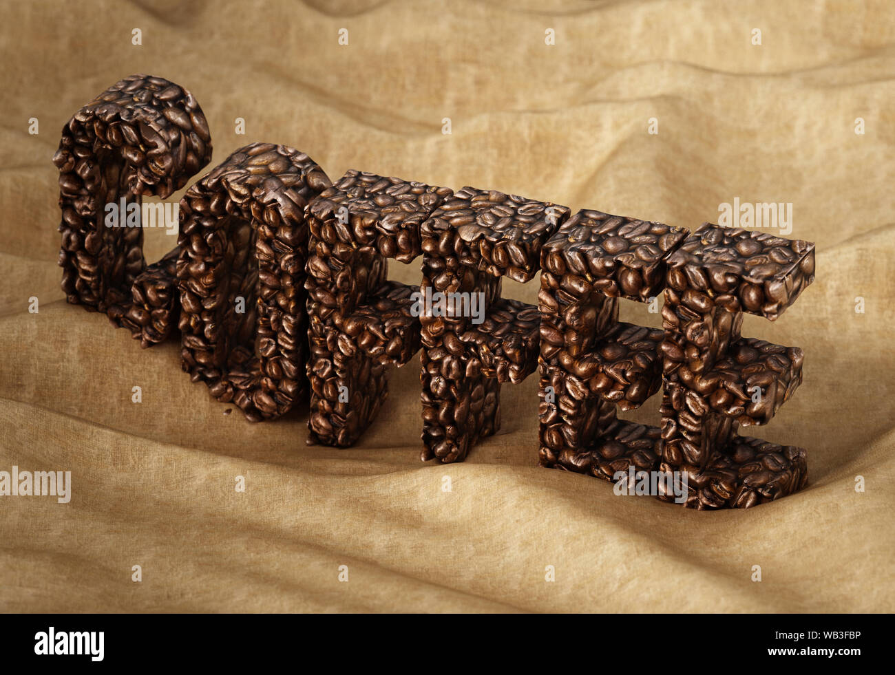 Mot café composé de grains de café torréfiés sac debout sur la texture. 3D illustration. Banque D'Images