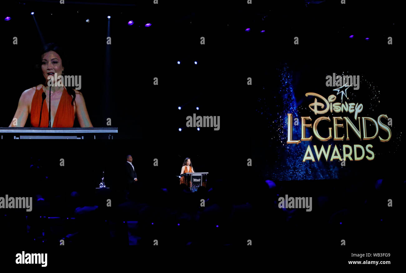 (190824) -- ANAHEIM, le 24 août, 2019 (Xinhua) -- chinois actrice Ming-Na Wen, qui a été la voix de Mulan en 1996 le film d'animation, prononce un discours après avoir remis lors de la cérémonie de remise des prix Légendes Disney Disney fan event à Anaheim, États-Unis, 23 août 2019. Disney a tenu une grande cérémonie de remise des prix, à Anaheim, Californie, le vendredi à l'honneur 12 stars de Disney et des luminaires pour leur remarquable contribution à l'héritage de Disney. La cérémonie de remise des prix Légendes Disney est l'un des points forts de l'événement biennal ventilateur Ultimate Disney, tenue du 23 au 25 août à Anaheim. (Xinhua/Li Ying) Banque D'Images