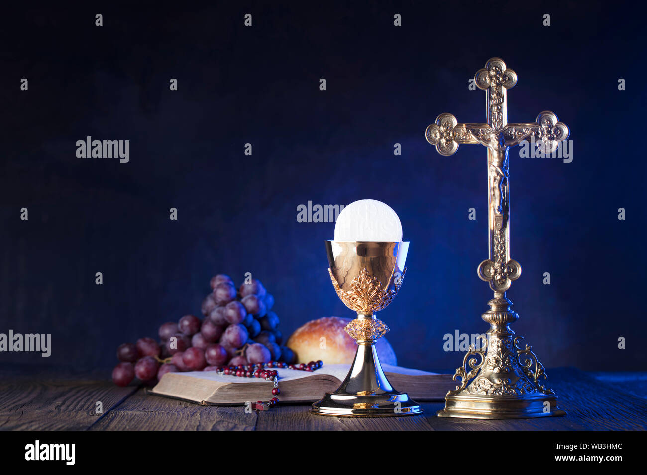 Les symboles de la religion catholique. La Croix, chapelet, Bible et