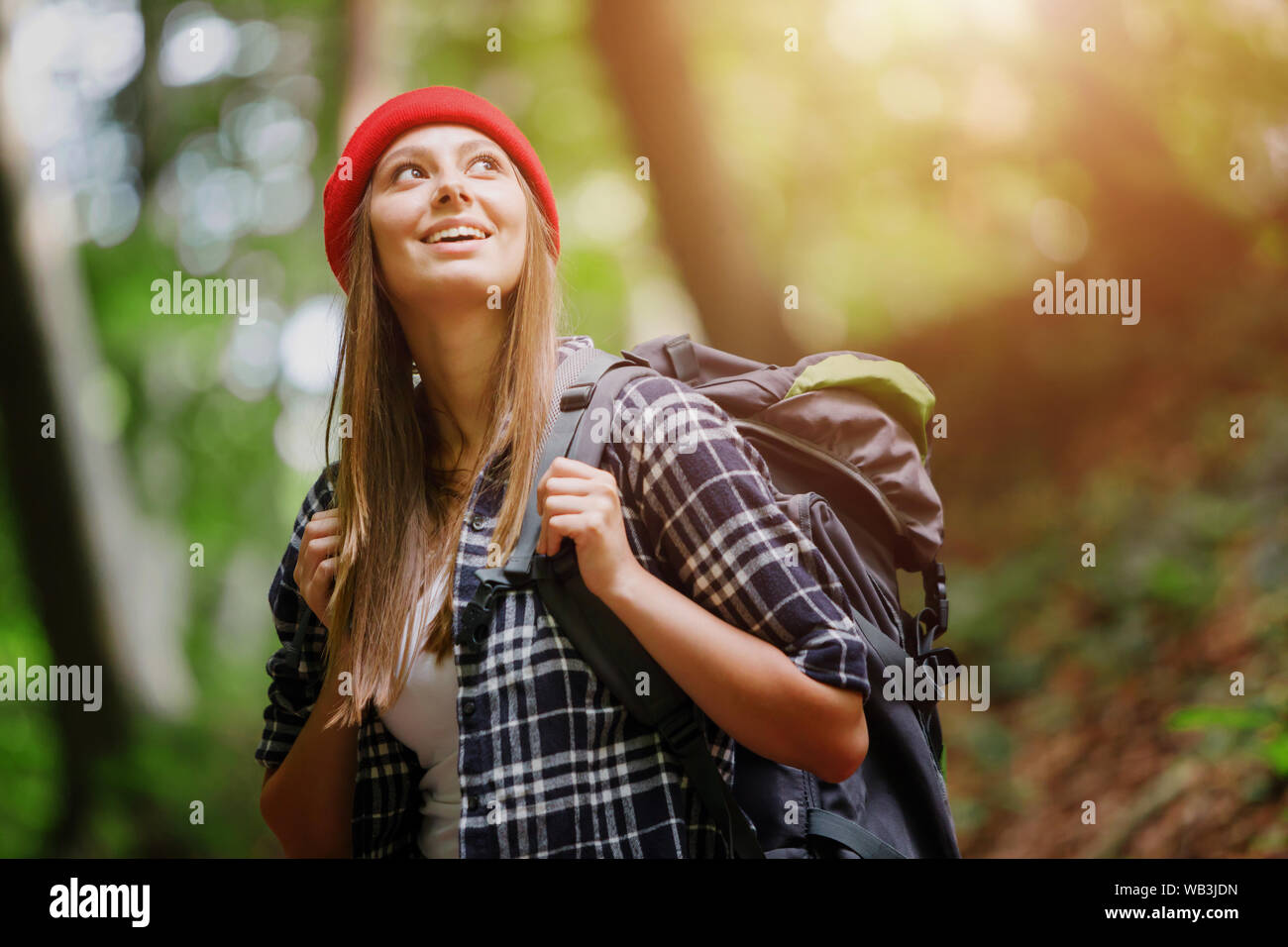 Portrait of young brown haired caucasian hiker woman backpacker autour pendant la randonnée dans la forêt de l'été Banque D'Images