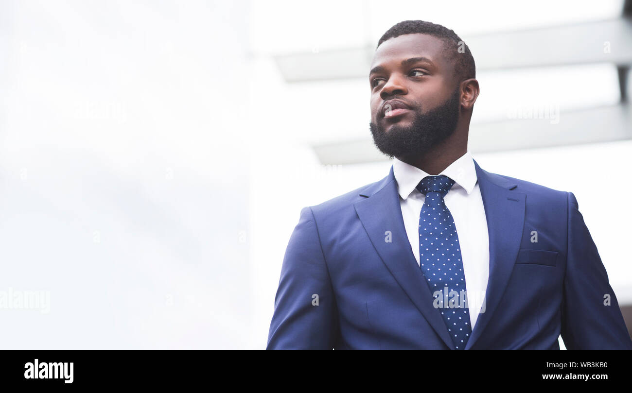 Portrait d'African American businessman standing outdoors Banque D'Images