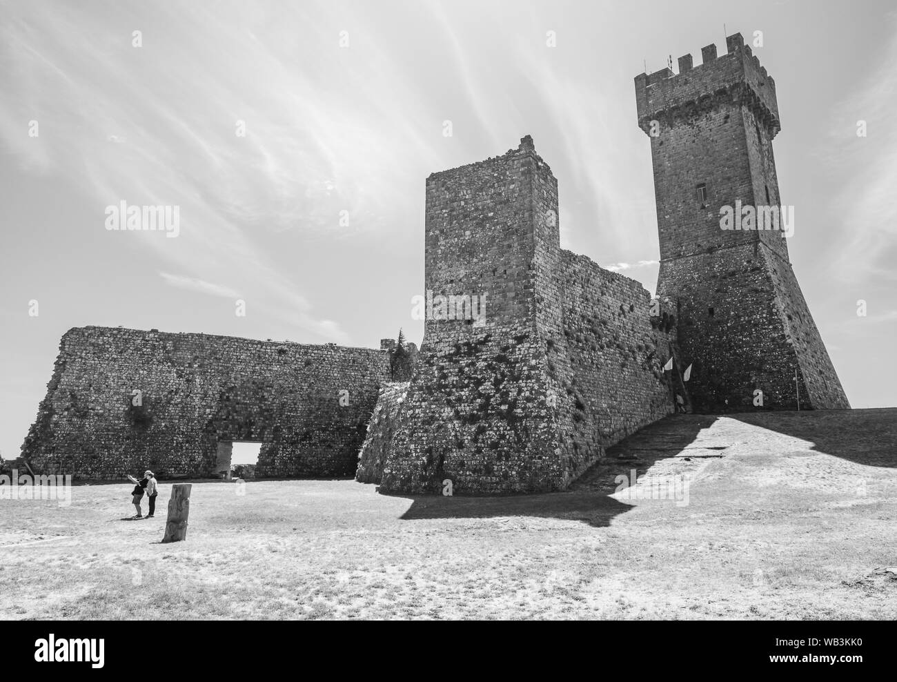 Radicofani (Italie) - La vue de la cité médiévale et renaissance sur le Val d'Orcia, célèbre pour les ruines d'un vieux château, région de Toscane, province Sienne Banque D'Images
