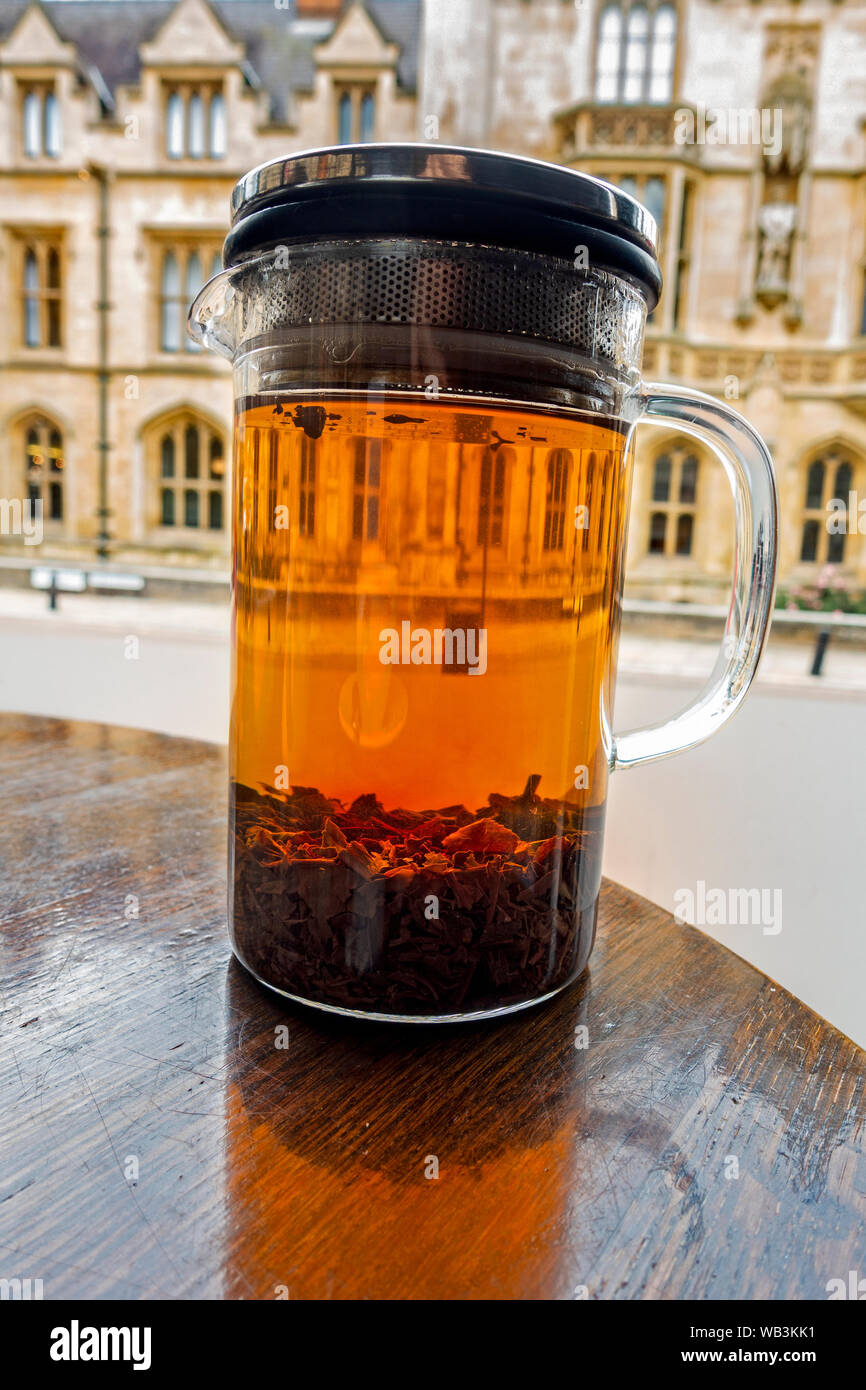 Tasse de thé en verre avec fond collège Banque D'Images Tasse de thé en verre avec fond collège Banque D'Images