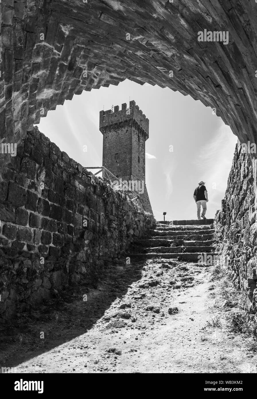 Radicofani (Italie) - La vue de la cité médiévale et renaissance sur le Val d'Orcia, célèbre pour les ruines d'un vieux château, région de Toscane, province Sienne Banque D'Images