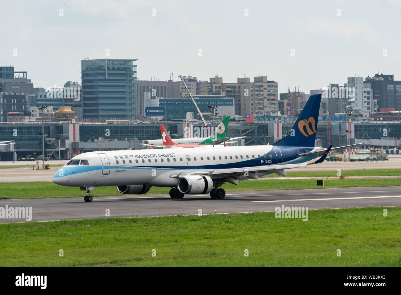 TAIPEI, TAIWAN - Le 19 mai 2019 : Mandarin Airlines Embraer ERJ-190-100 L'atterrissage à l'aéroport de Songshan Taipei à Taipei, Taiwan. Banque D'Images