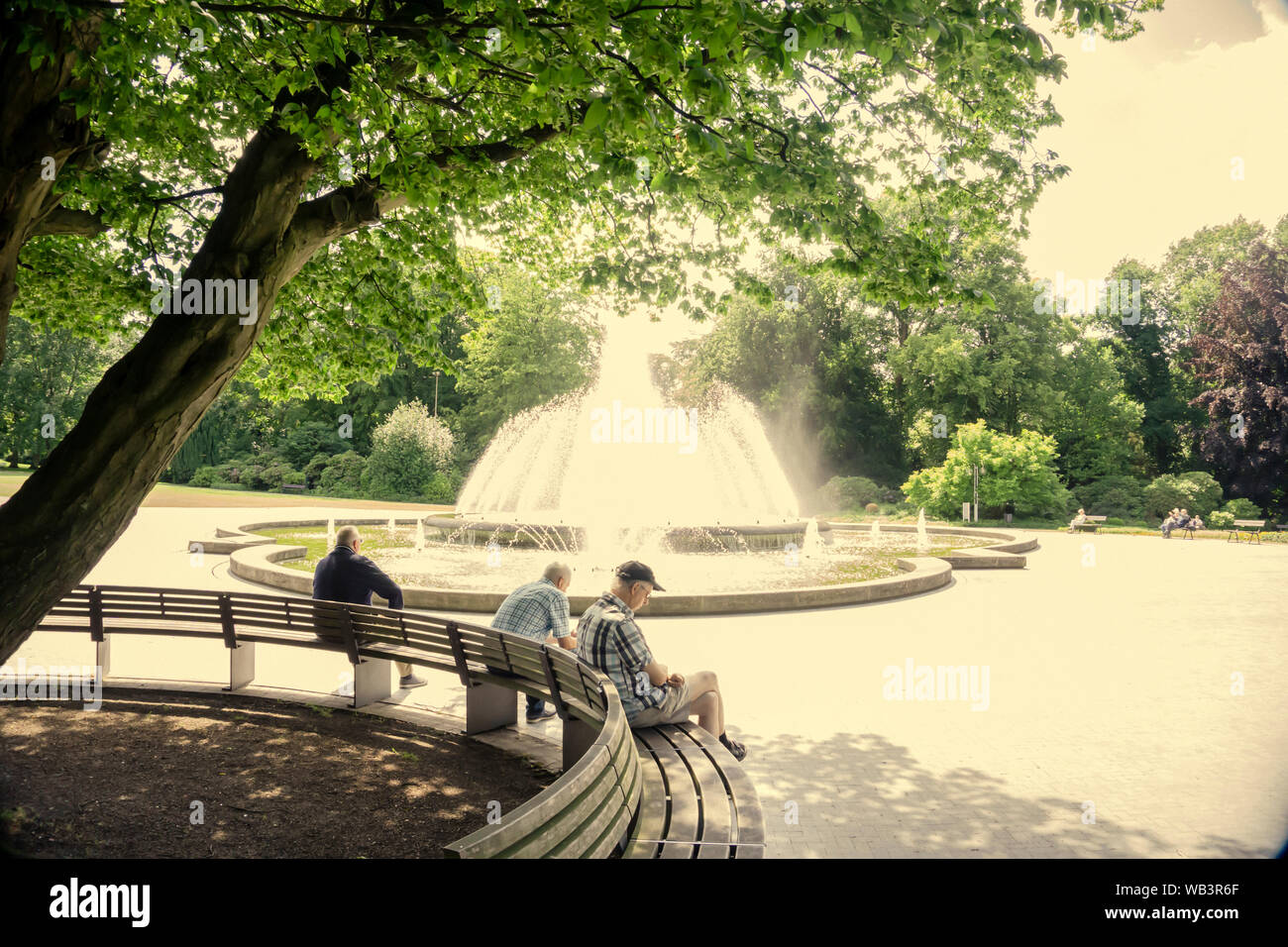 Bad Oeynhausen - Niedersachsen Allemagne - 2019 06 13 - Editorial Avis de pensionners sur un banc de parc à réfléchir sur leur vie en face d'une fontaine Banque D'Images