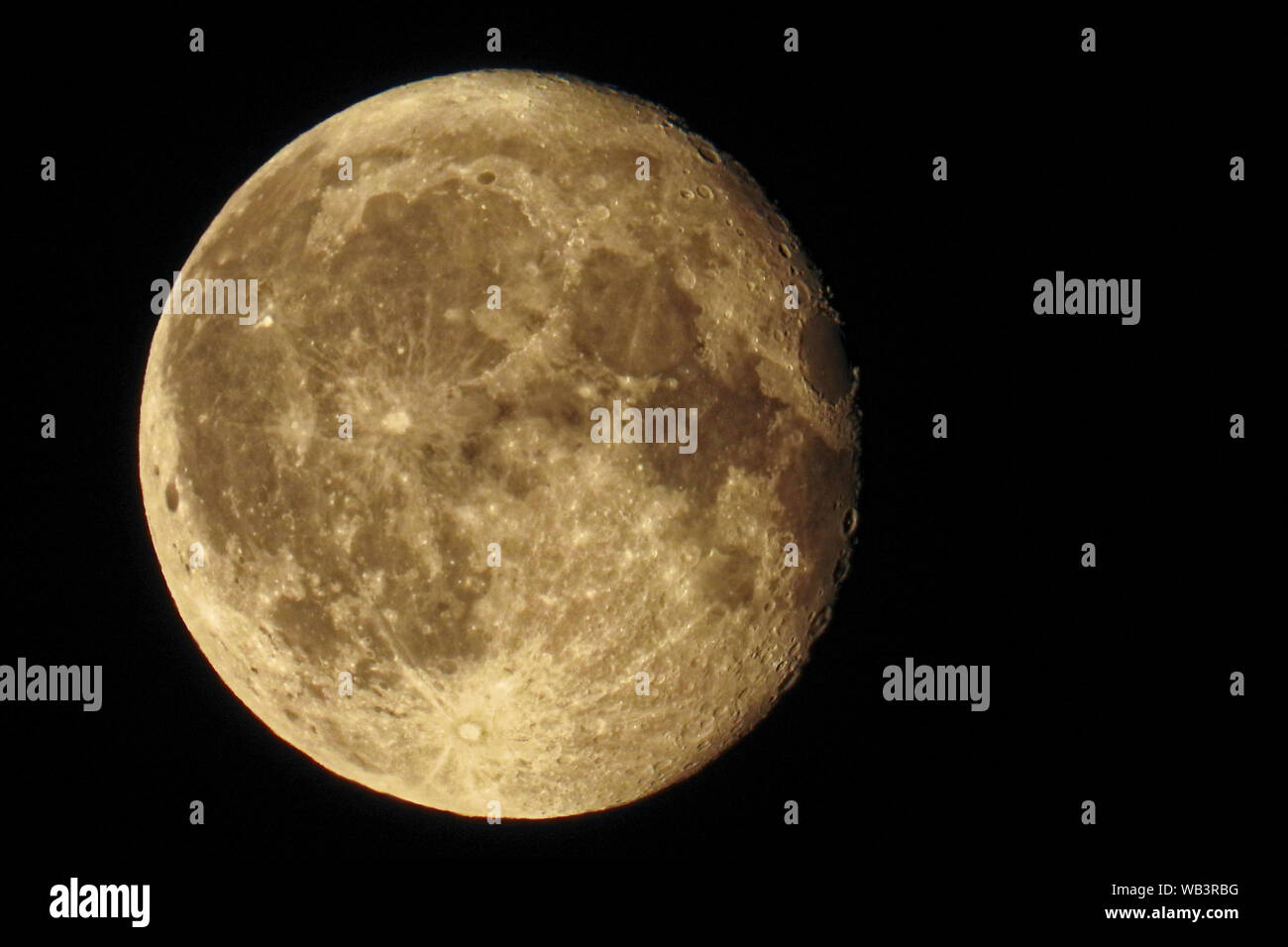 La lune est un corps astronomiques qui orbite autour de la planète et agit comme son unique satellite naturel permanent Banque D'Images
