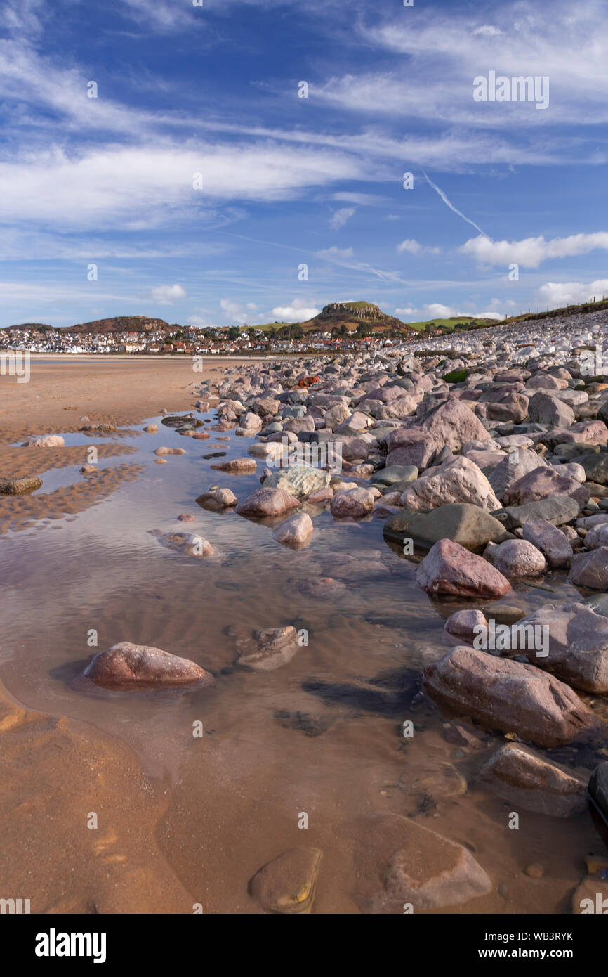 Plage de Conwy Morfa, au nord du Pays de Galles, donnant sur Deganwy Banque D'Images