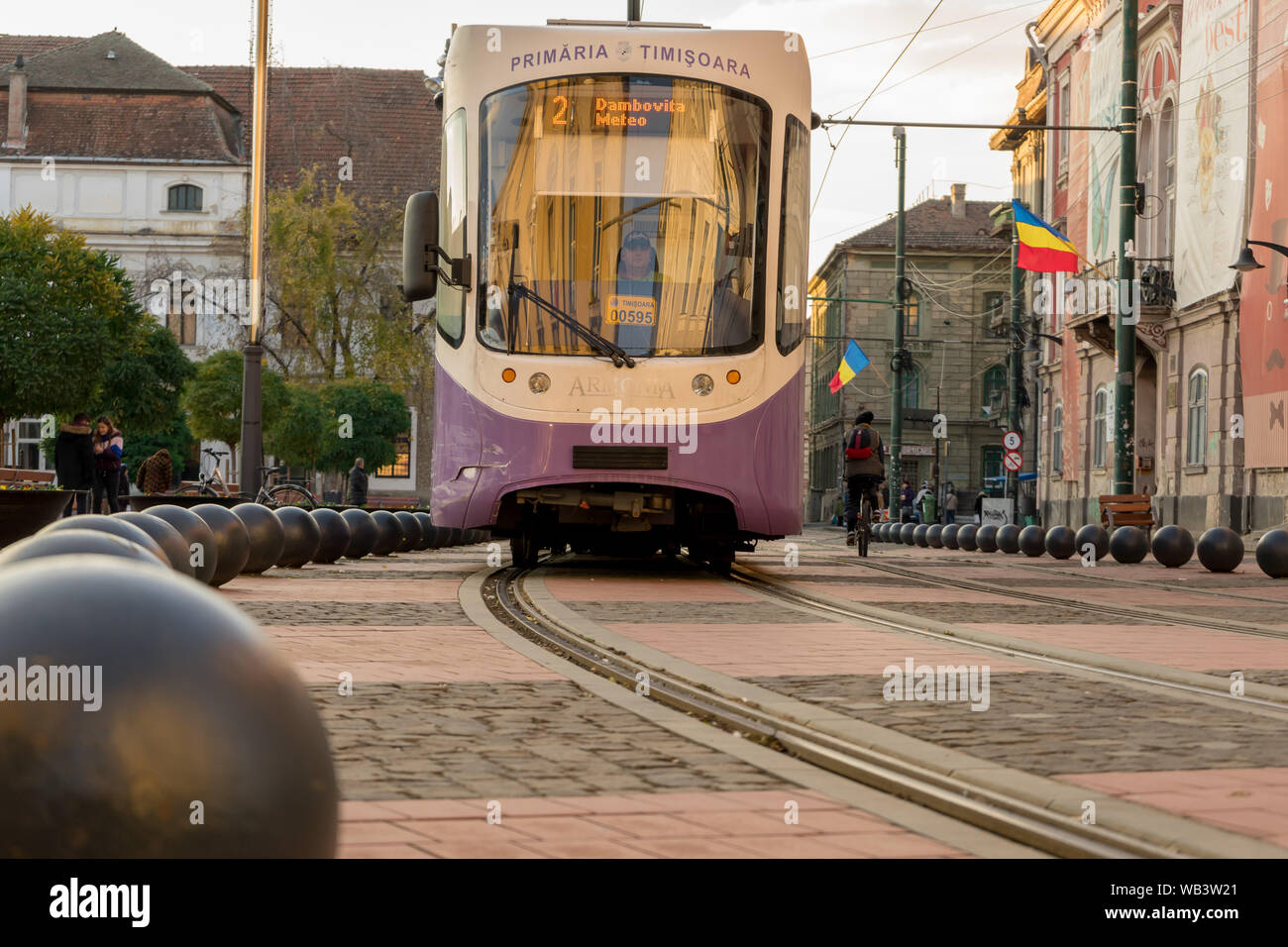 TIMISOARA, Roumanie - 30 NOVEMBRE 2018 : Avis d'un tramway sur le chemin de fer Banque D'Images
