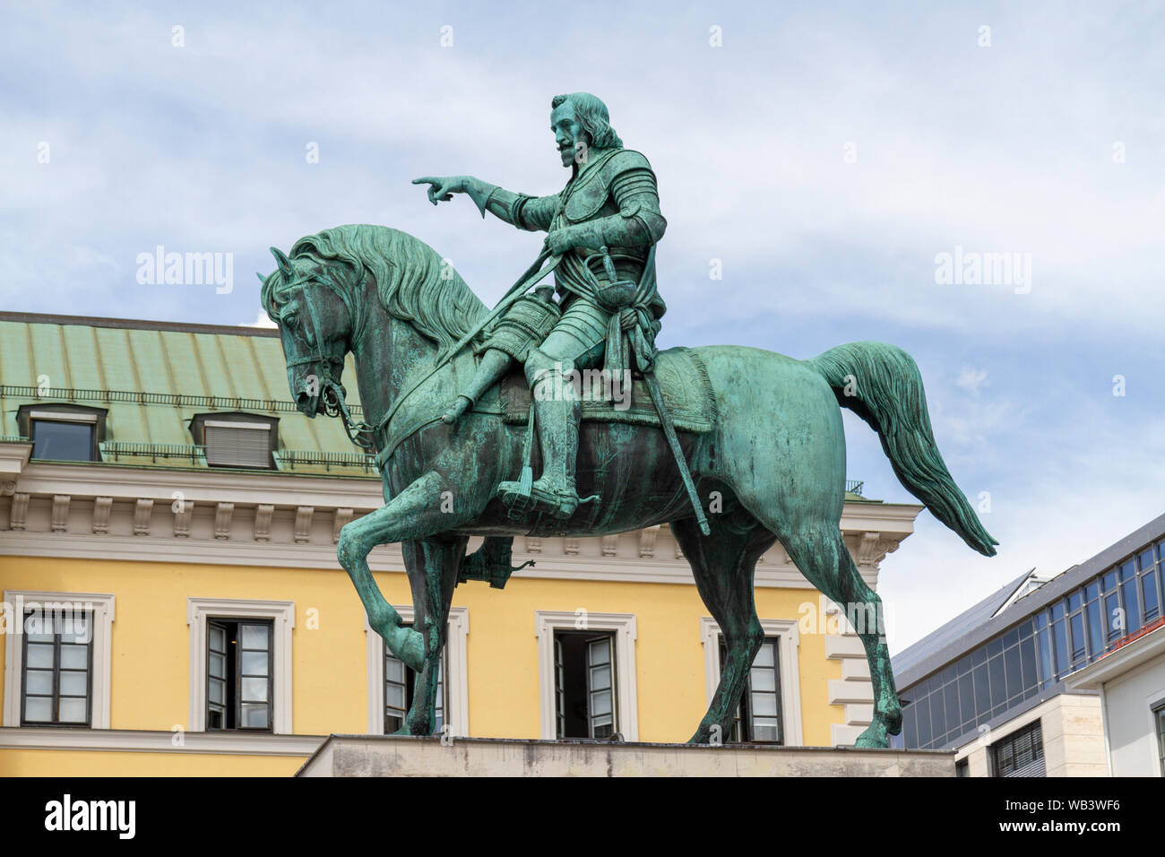 Churfuerst Maximilian von Bayern statue équestre en Wittelsbacherplatz, Munich, Bavière, Allemagne. Banque D'Images
