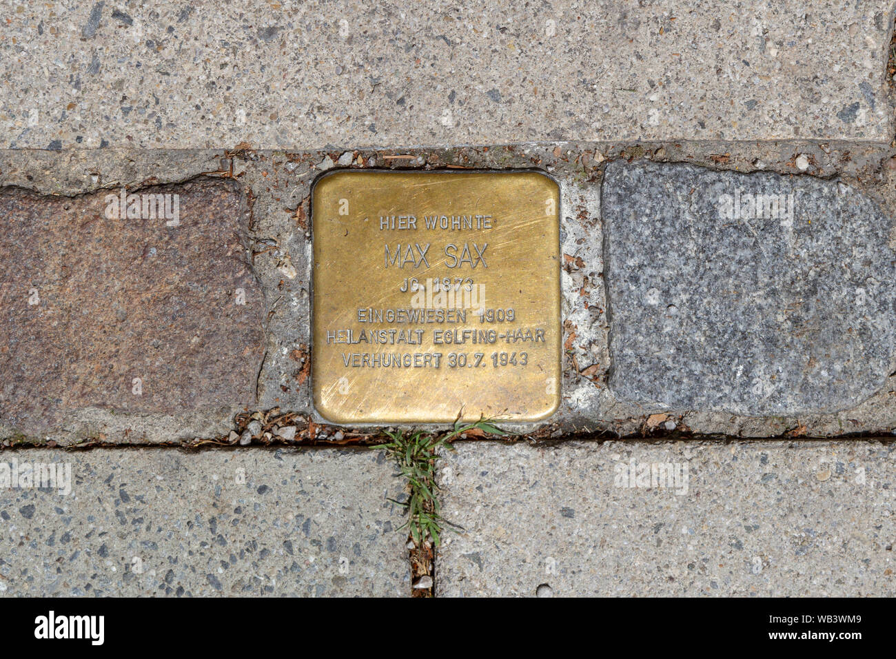 Stolperstein (ou pierre d'achoppement) marqueur de l'Holocauste (SAX) sur Max Von-der-Tann-Straße, à Munich, Bavière, Allemagne. Banque D'Images