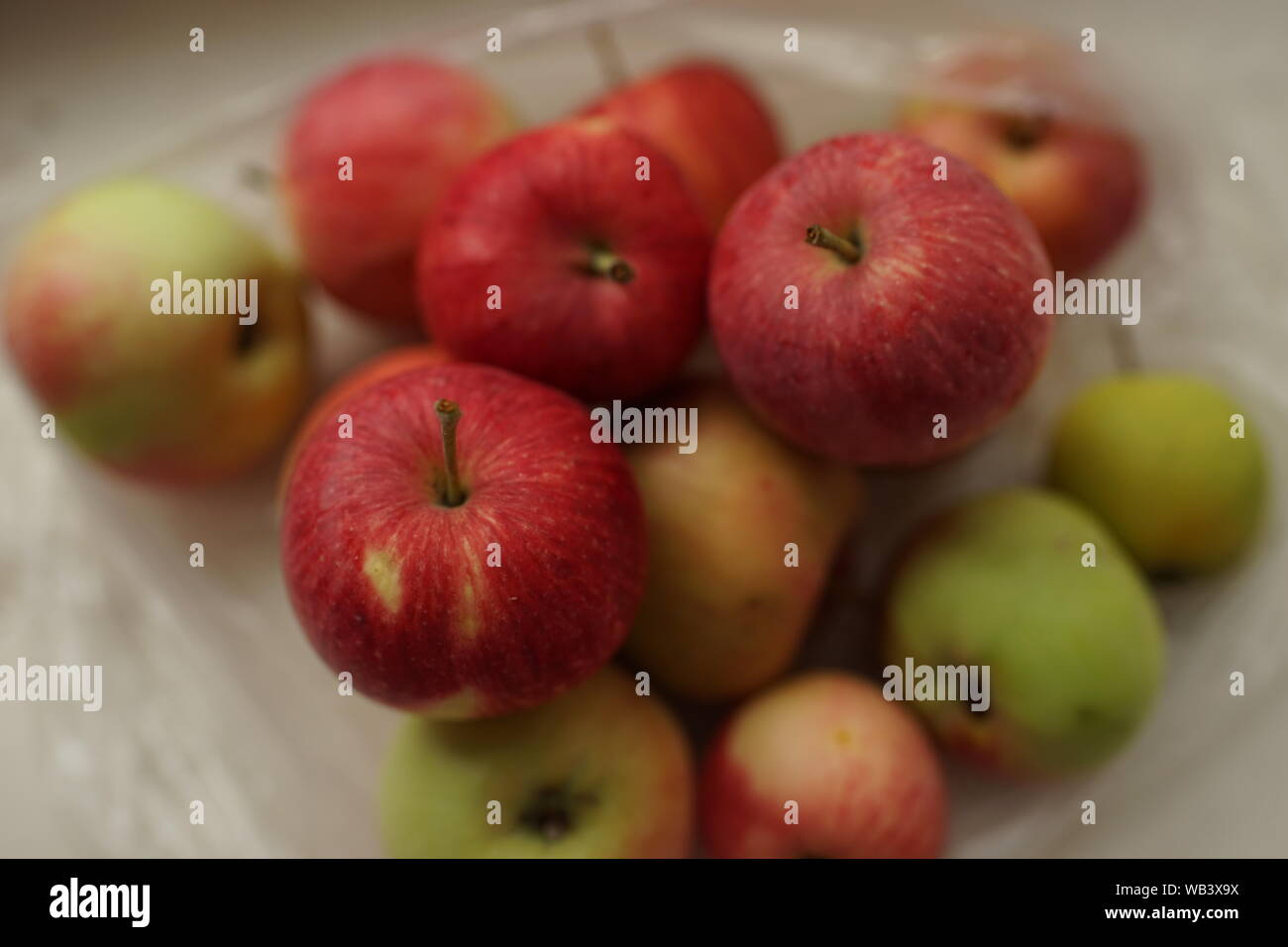 Tas de pommes mûres rouges, les fruits d'été Banque D'Images