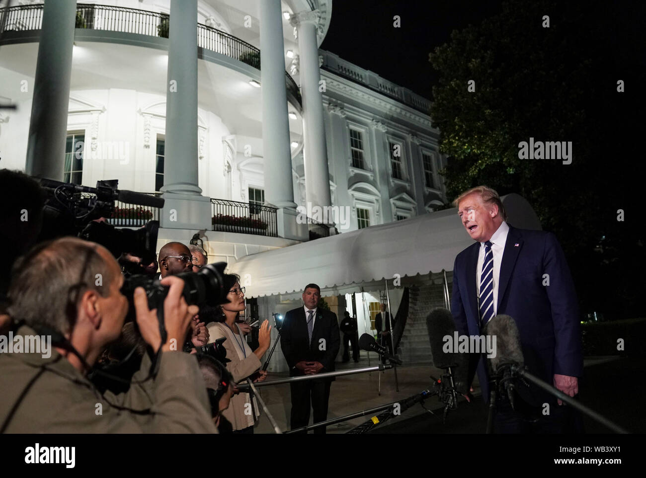 Le Président des Etats-Unis, Donald J. Trump parle avec les membres des médias en tant qu'il quitte la Maison Blanche à Washington, DC en route vers Joint Base Andrews où il se rendra à la 45e sommet du G7 de Biarritz, France le Vendredi, Août 23, 2019.Crédit : Leigh Vogel/piscine par CNP /MediaPunch Banque D'Images