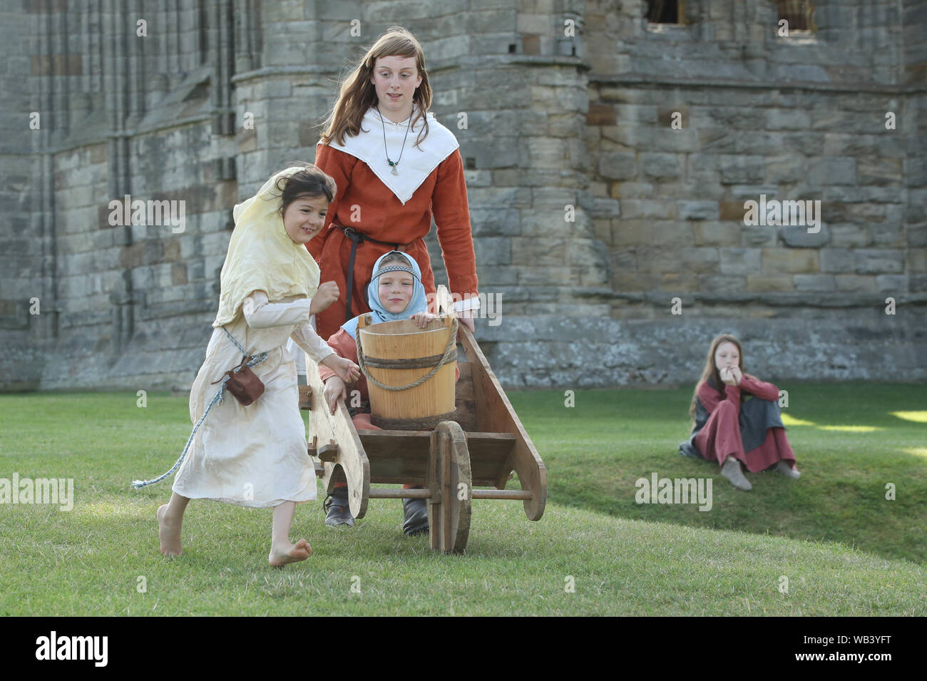 Reconstitueurs vikings à l'extérieur de l'abbaye de Whitby, dans le Yorkshire, dans le cadre de la guerre de Whitby de semaine. Banque D'Images