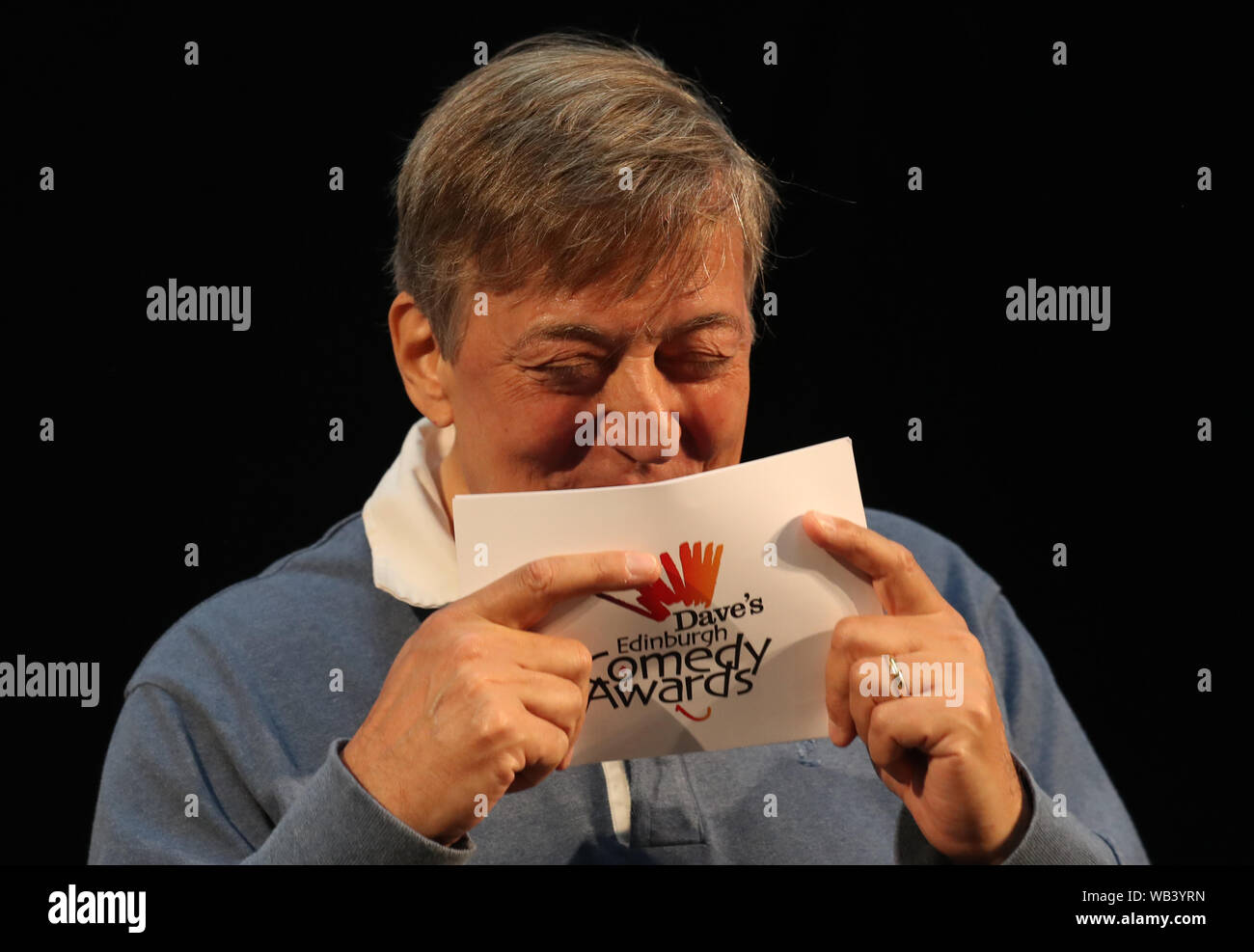 Stephen Fry présentant les 2019 Dave's Edinburgh Comedy Awards, au Studio de Dovecot à Édimbourg. Banque D'Images