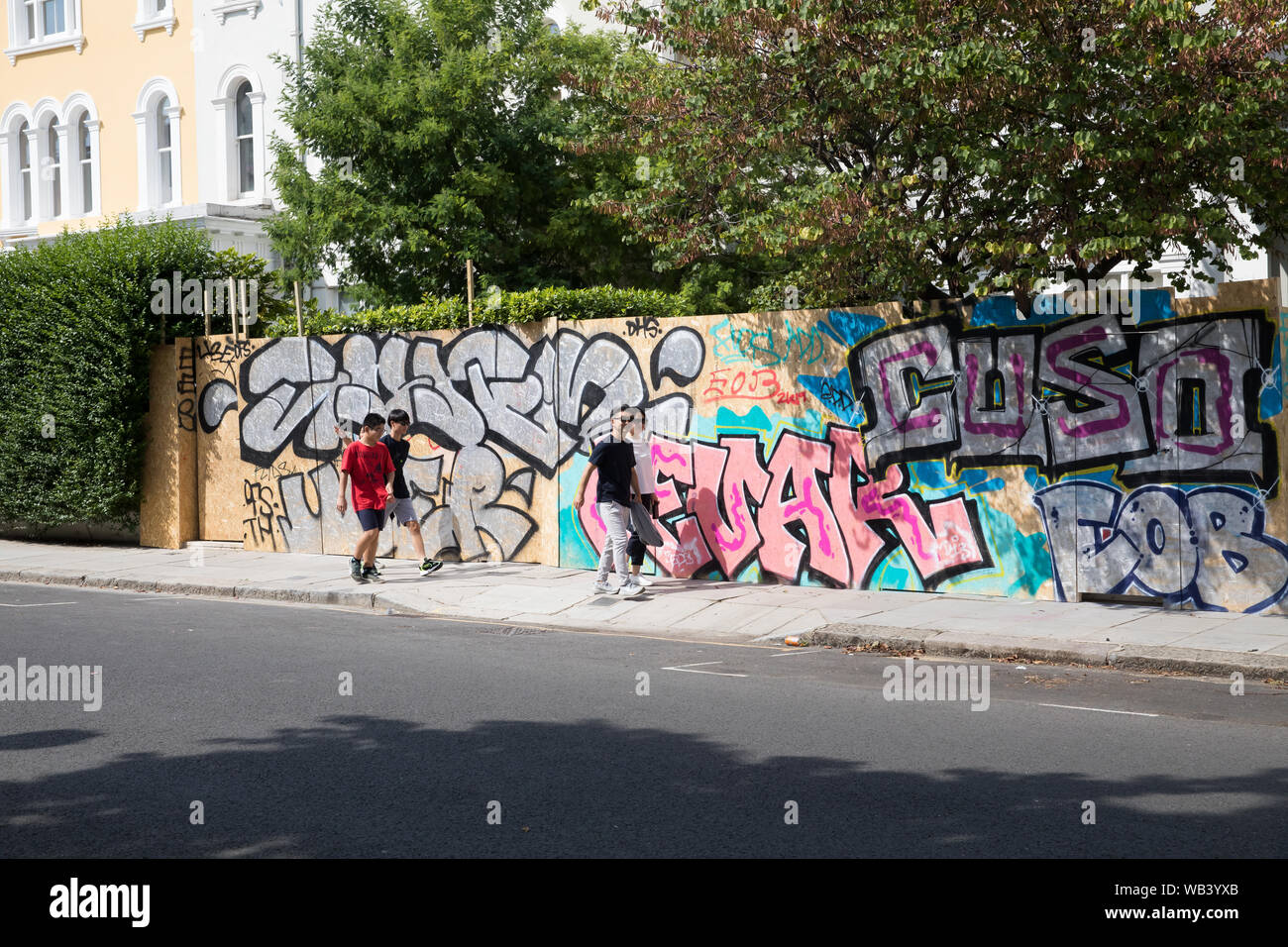 Notting Hill, au Royaume-Uni. Août 24, 2019. Obtenez les préparatifs en cours pour le carnaval de Notting Hill annuel qui aura lieu les 25 et 26 août. Les gens et les entreprises commencent à bord de fenêtres et les portes pour protéger leurs biens contre les actes de vandalisme. Credit : Keith Larby/Alamy Live News Banque D'Images