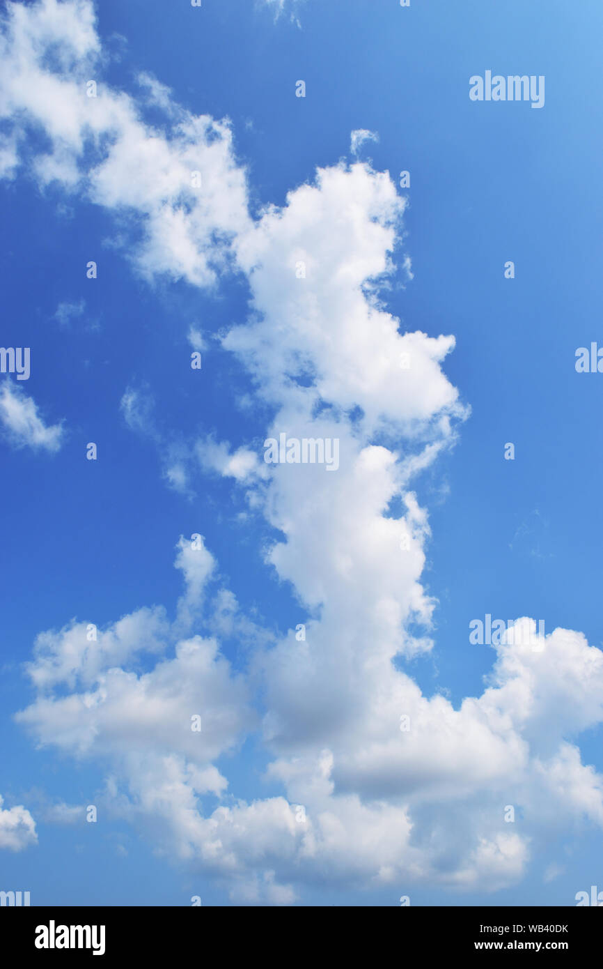 Forme du nuage lumineux comme le comité permanent des femmes et contre son bras sur le magnifique ciel bleu , Fluffy clouds formations à zone tropicale Banque D'Images