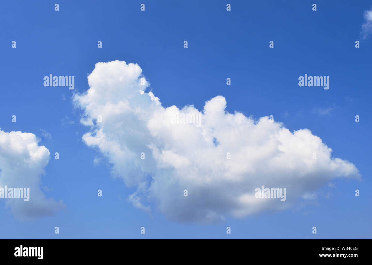 Forme du nuage lumineux comme la tortue de mer sur le magnifique ciel bleu , Fluffy clouds formations à zone tropicale Banque D'Images