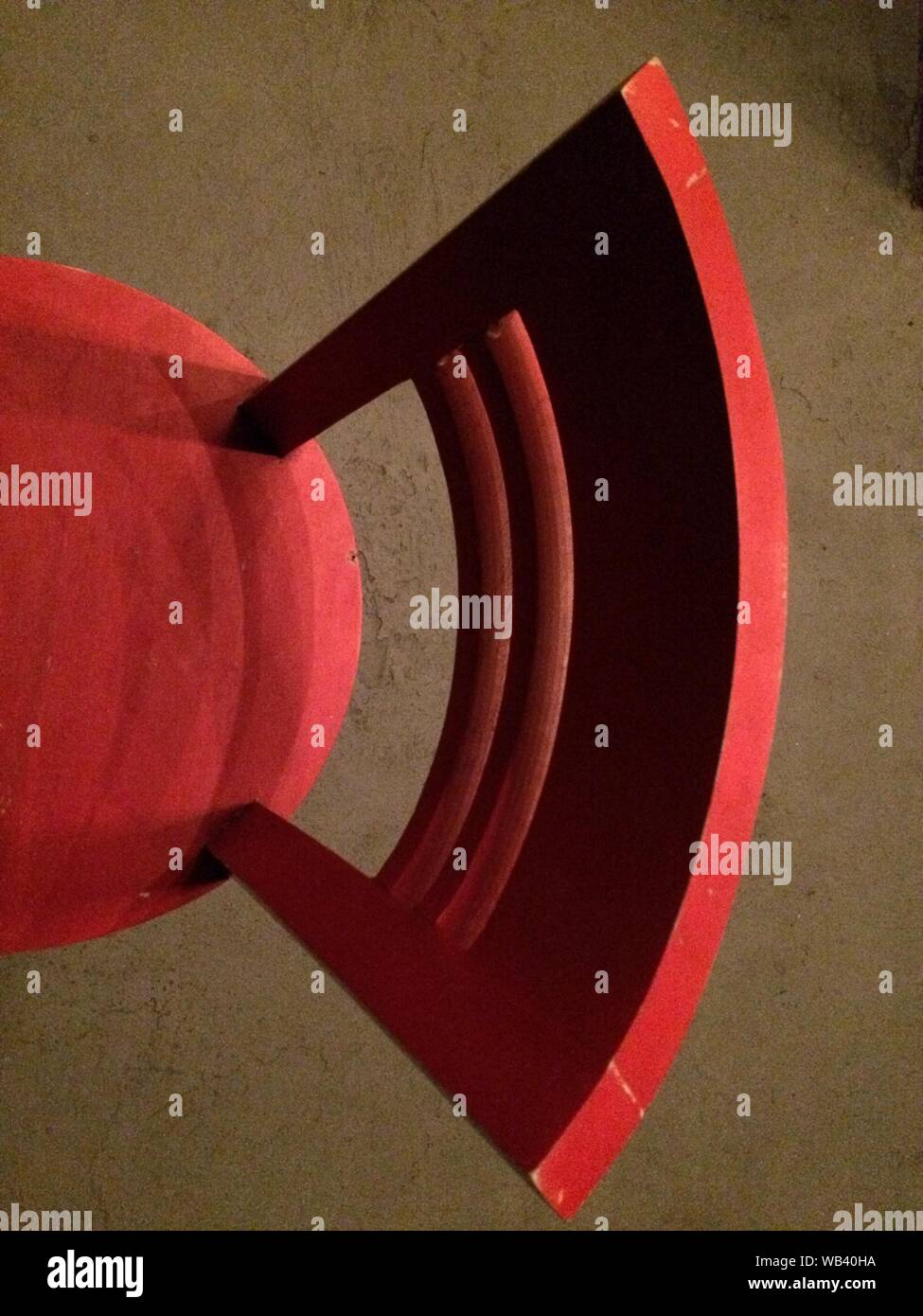 Plan vertical d'une chaise rouge sur un brun moquette Banque D'Images