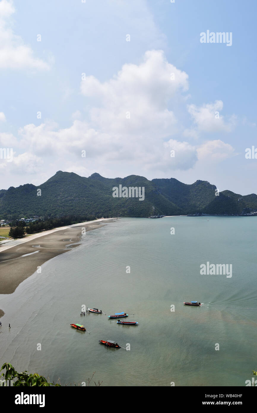 Groupe de bateaux sur mer, navire voyageant sur l'eau verte avec ciel bleu et nuages moelleux en arrière-plan, Plage de Bang Pu, Khao Sam Roi Yot National Park Banque D'Images