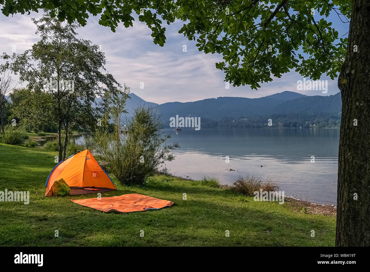 Tente par le lac idyllique avec personne à l'intérieur. Banque D'Images