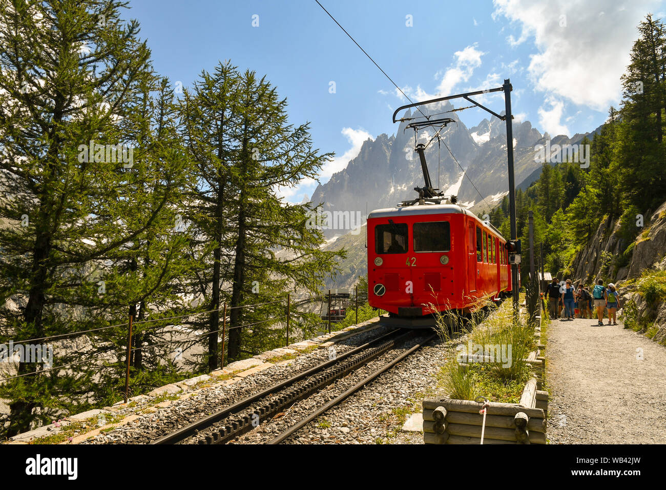 Le train touristique au départ de la gare à crémaillère du Montenvers à la mer de glace, avec randonneurs en été, Chamonix, haute Savoie, France Banque D'Images
