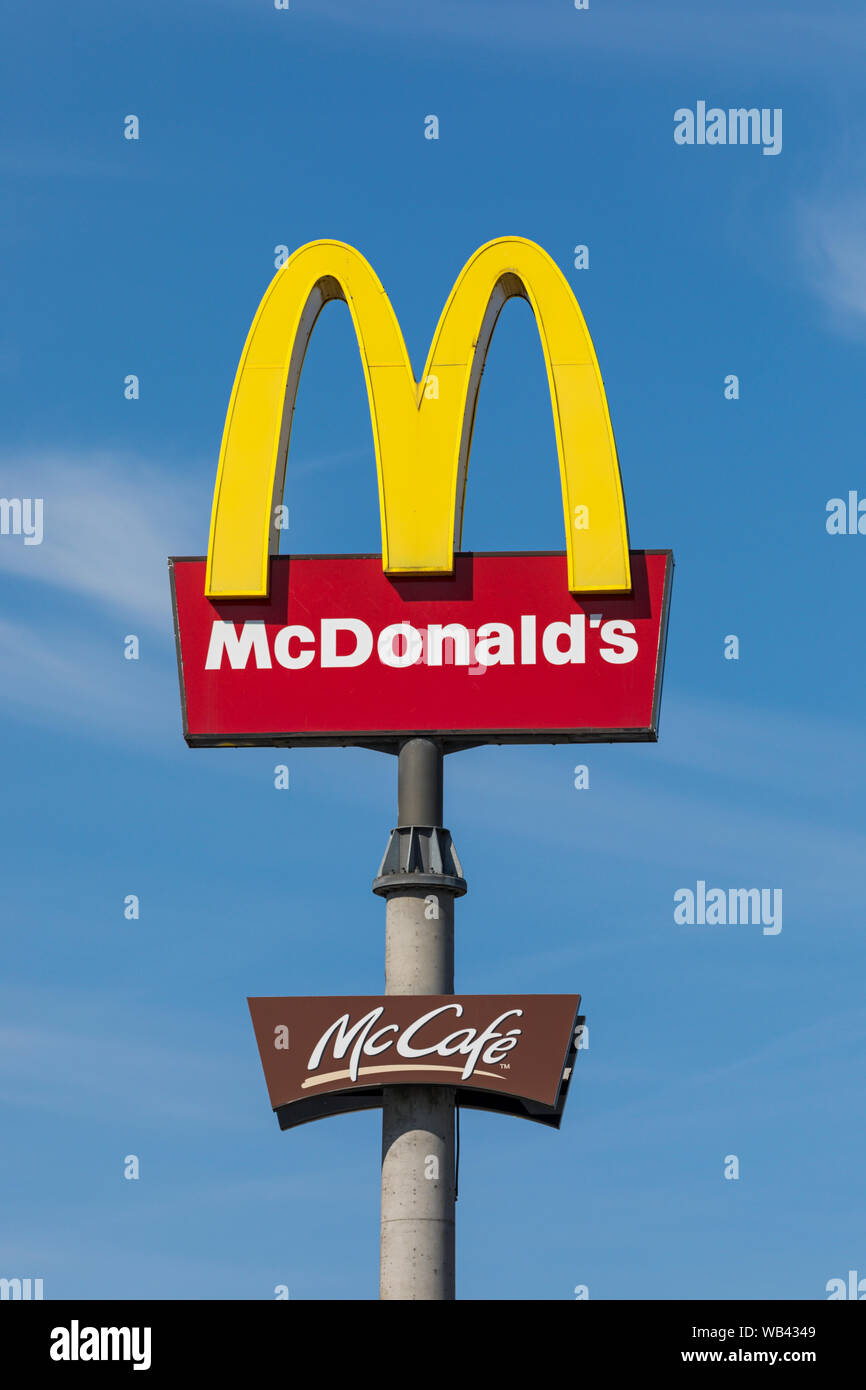 Stade, Allemagne - le 22 août 2019 : Les logos de McDonalds et McCafé sur un poteau contre le ciel bleu. Banque D'Images