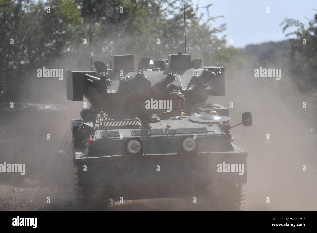 L'air sur des chars, camions et montrer la puissance de feu, dans le village de Dunchurch dans le Warwickshire. Banque D'Images