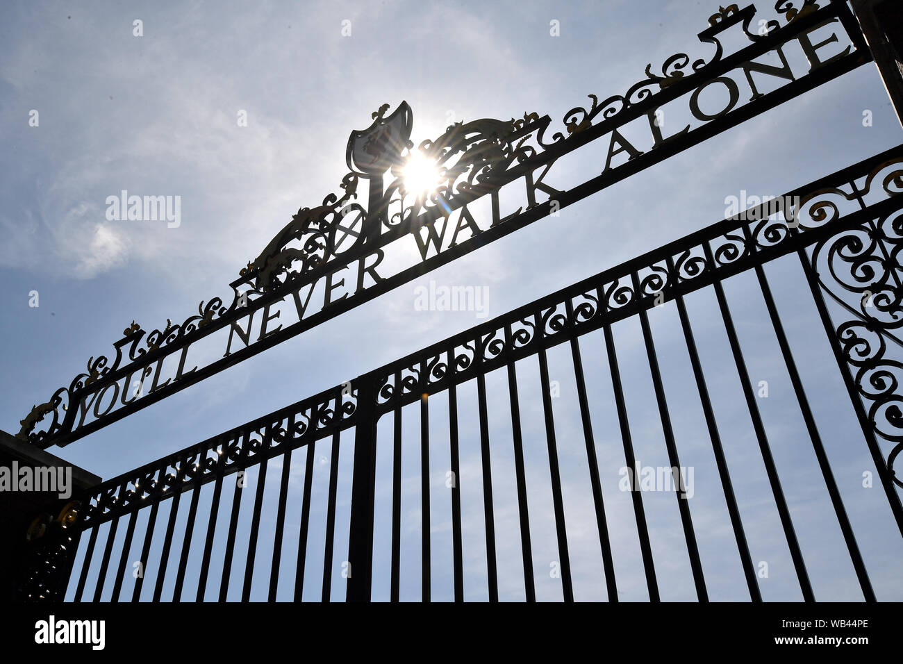 Le Shankly Gates au sol avant le premier match de championnat à Anfield, Liverpool. Banque D'Images