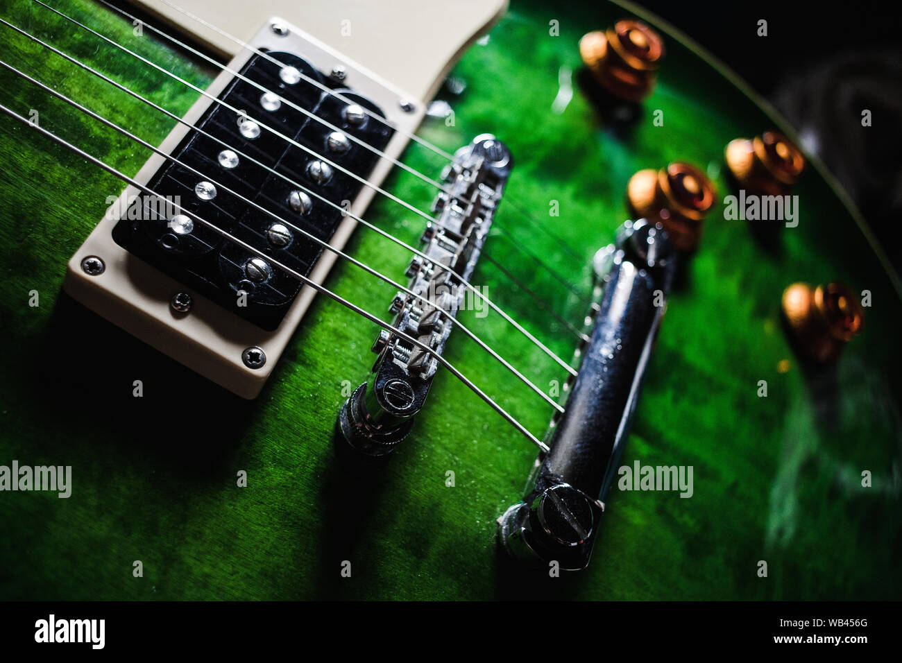 Gros plans d'un beau corps de guitare personnalisé vert Photo Stock - Alamy