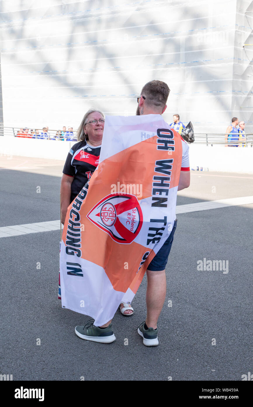 Londres, Royaume-Uni. Wembley, Londres, Royaume-Uni. Août 24, 2019. St Helens v Warrington Wolves Coral Challenge Cup 2019 finale au stade de Wembley - fans à l'extérieur du stade avant le match Crédit : John Hopkins/Alamy Live News Banque D'Images