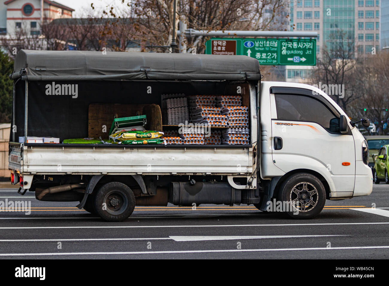 Eggtrasport avec un transporteur ouvert Banque D'Images