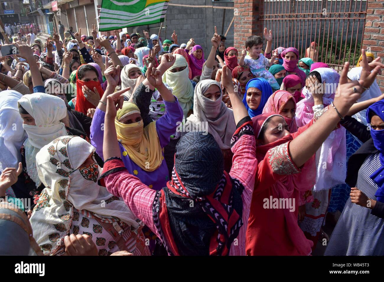 Srinagar, Inde. Août 23, 2019. Les femmes du Cachemire slogans chant tout en faisant des gestes pendant le rallye.Un rassemblement a eu lieu à Srinagar ville suite à la décision prise par le gouvernement central d'abolir l'article 370 qui accorde un statut spécial à Jammu-et-Cachemire. Credit : SOPA/Alamy Images Limited Live News Banque D'Images