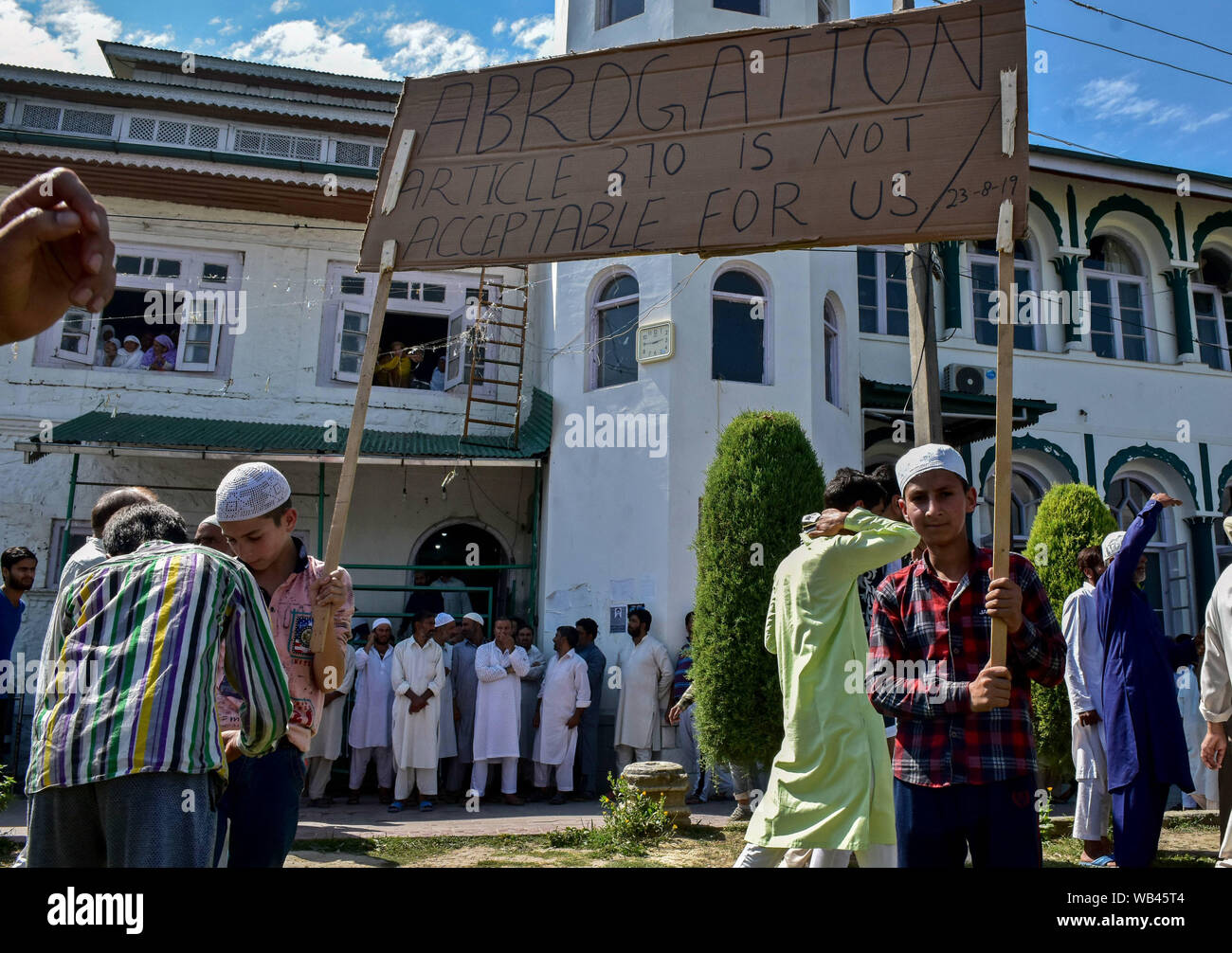 Srinagar, Inde. Août 23, 2019. Les manifestants au Cachemire tenir un placard pendant le rallye.Un rassemblement a eu lieu à Srinagar ville suite à la décision prise par le gouvernement central d'abolir l'article 370 qui accorde un statut spécial à Jammu-et-Cachemire. Credit : SOPA/Alamy Images Limited Live News Banque D'Images